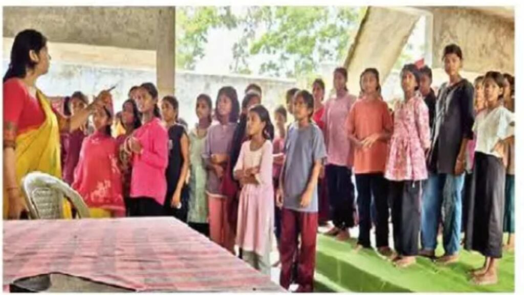 छात्रावास के बच्चों का छलका दर्द : छात्राओं का आरोप – गार्ड वर्दी धुलवाती है, मालिश भी कराती है, काम नहीं करने पर देती है धमकी - राष्ट्रवाणी - Chhattisgarh समाचार छात्रावास के बच्चों का छलका दर्द : छात्राओं का आरोप – गार्ड वर्दी धुलवाती है, मालिश भी कराती है, काम नहीं करने पर देती है धमकी - राष्ट्रवाणी - Chhattisgarh समाचार