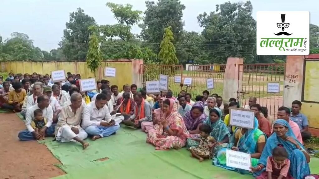 स्कूल भवन की मांग को लेकर ग्रामीणों ने स्कूल में जड़ा ताला, सुबह 7 बजे से प्रदर्शन जारी, बेो और तहसीलदार मौके पर पहुंचे - राष्ट्रवाणी - Chhattisgarh समाचार