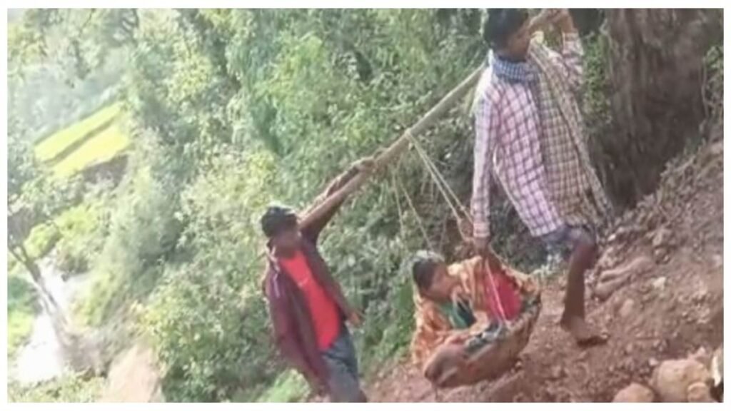 भैंसापाठ में खराब सड़क और पुलिया के अभाव में झेलगी पर ले जाना पड़ा मरीज: वीडियो हुआ वायरल - राष्ट्रवाणी - Chhattisgarh समाचार