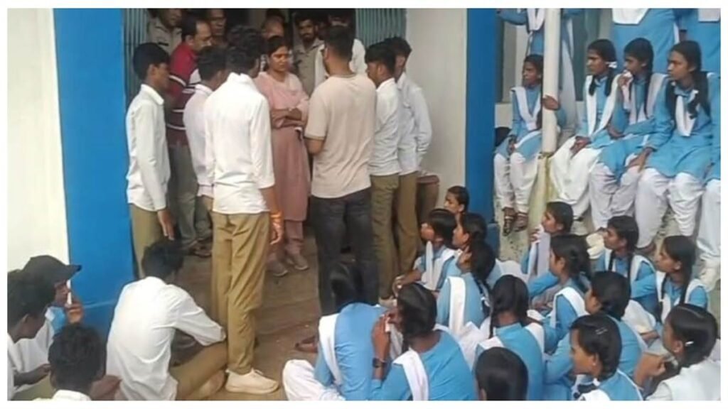 प्राचार्य के अभद्र व्यवहार से भड़का भारी आक्रोश: छात्रों ने स्कूल में जड़ा ताला, सूरजपुर जिले के सिलफिली की घटना - राष्ट्रवाणी - Chhattisgarh समाचार प्राचार्य के अभद्र व्यवहार से भड़का भारी आक्रोश: छात्रों ने स्कूल में जड़ा ताला, सूरजपुर जिले के सिलफिली की घटना - राष्ट्रवाणी - Chhattisgarh समाचार