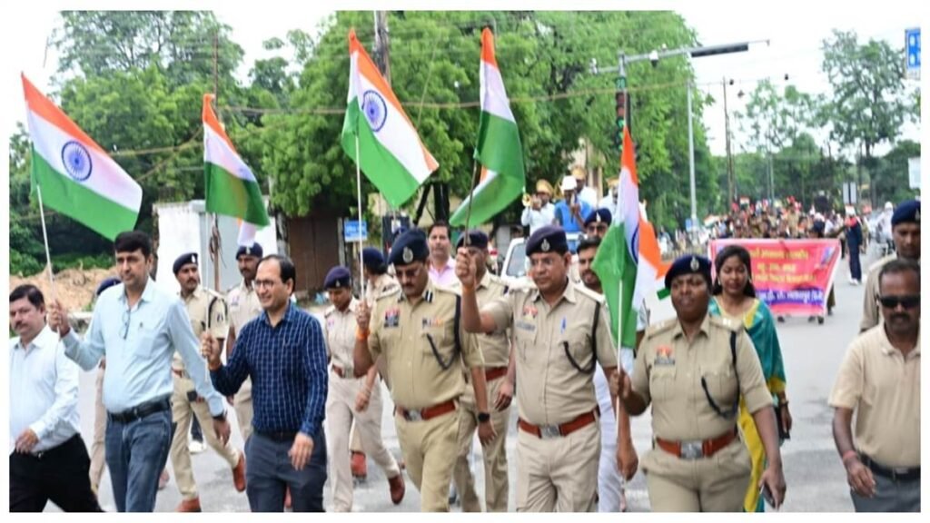 कलेक्टर और एसएसपी ने हाथों में थामा तिरंगा: देशभक्ति के नारों से गूंजी बिलासपुर की सड़कें - राष्ट्रवाणी - Chhattisgarh समाचार