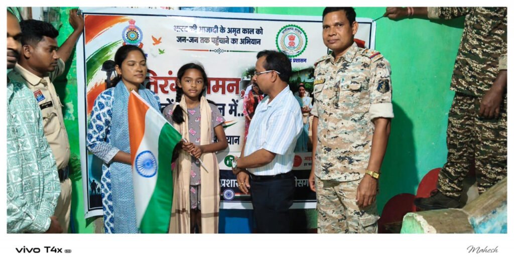 शहीद के घर पहुंचकर एसडीएम ने भेंट किया तिरंगा, बलिदान को किया याद - राष्ट्रवाणी - Chhattisgarh समाचार
