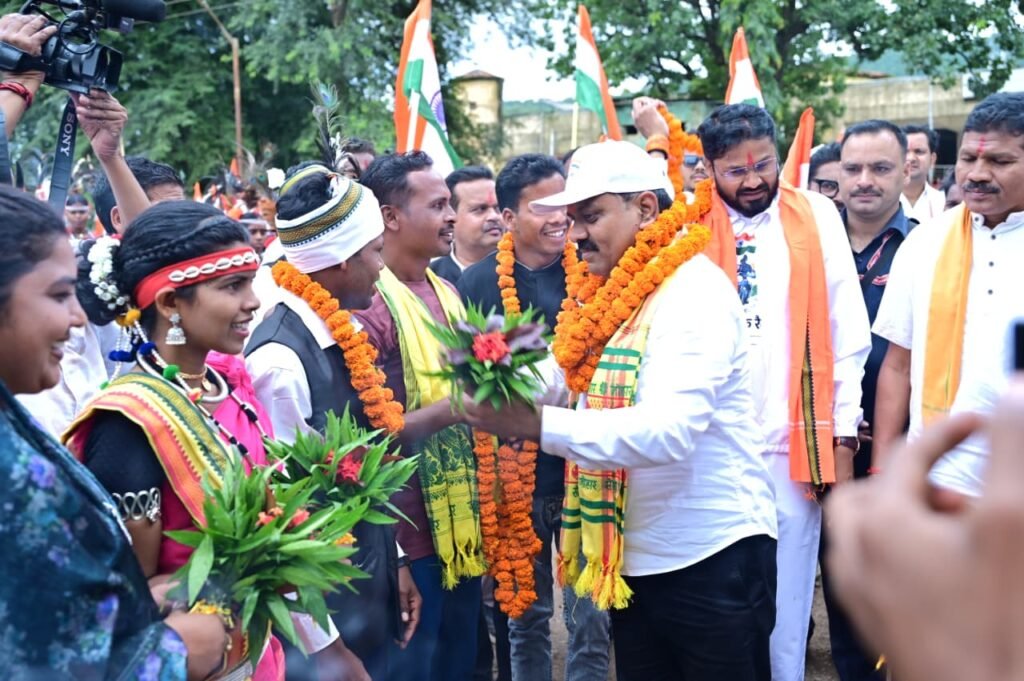उप मुख्यमंत्री विजय शर्मा और वन मंत्री केदार कश्यप के नेतृत्व में बारसूर पहुंची बाइक तिरंगा यात्रा - राष्ट्रवाणी - Chhattisgarh समाचार उप मुख्यमंत्री विजय शर्मा और वन मंत्री केदार कश्यप के नेतृत्व में बारसूर पहुंची बाइक तिरंगा यात्रा - राष्ट्रवाणी - Chhattisgarh समाचार