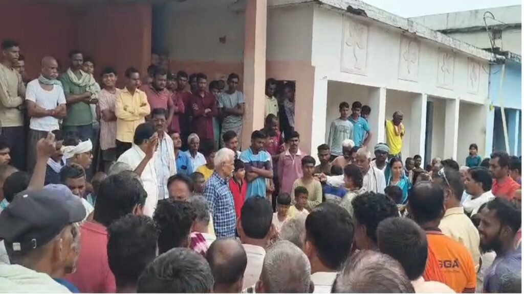 धर्मांतरित महिला के शव दफनाने को लेकर बवाल: परिजन और ग्रामीण हुए आमने-सामने, पुलिस ने संभाला मोर्चा – राष्ट्रवाणी