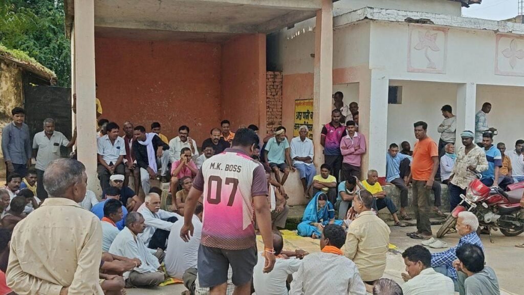 धमतरी में अंतिम संस्कार को लेकर विवाद, धर्म वापसी की मांग पर अड़े ग्रामीण, गांव में पुलिस बल तैनात – राष्ट्रवाणी धमतरी में अंतिम संस्कार को लेकर विवाद, धर्म वापसी की मांग पर अड़े ग्रामीण, गांव में पुलिस बल तैनात – राष्ट्रवाणी