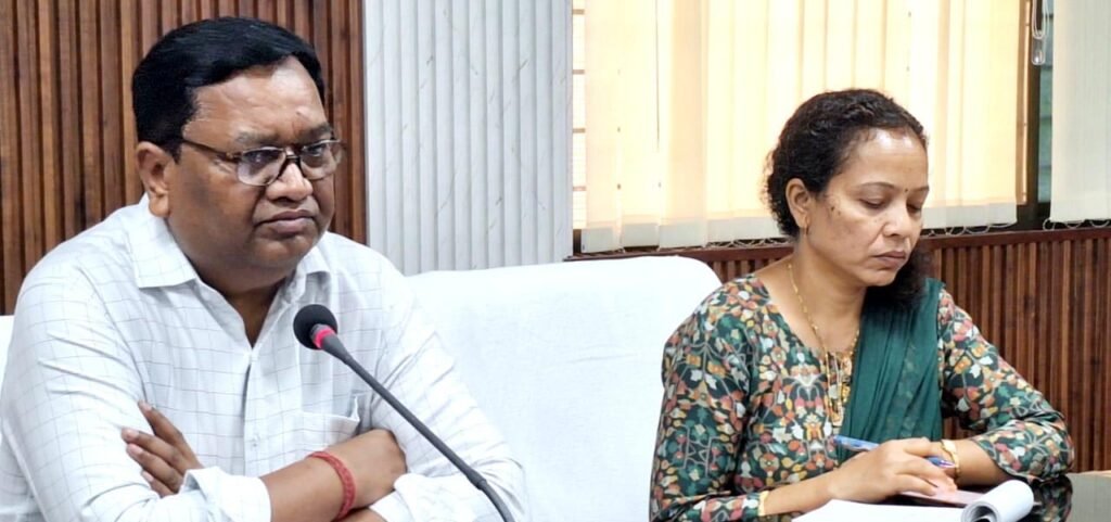 आंध्र प्रदेश एवं तेलंगाना में प्रवासित परिवारों का संवेदनशीलता के साथ करें पुनर्वास-कमिश्नर बस्तर डोमन सिंह – राष्ट्रवाणी
