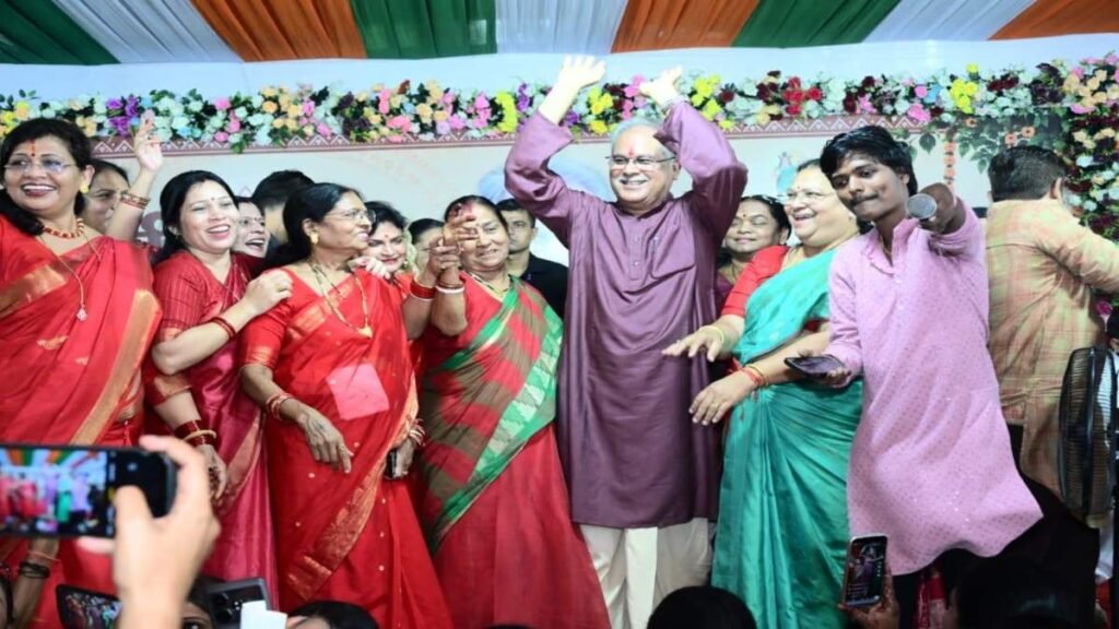 भूपेश बघेल के निवास में धूमधाम से मनाया गया तीजा पोरा तिहार, लोक गीतों पर जमकर थिरकीं कांग्रेस महिला विधायक, देखें तस्वीरें… – राष्ट्रवाणी भूपेश बघेल के निवास में धूमधाम से मनाया गया तीजा पोरा तिहार, लोक गीतों पर जमकर थिरकीं कांग्रेस महिला विधायक, देखें तस्वीरें… – राष्ट्रवाणी