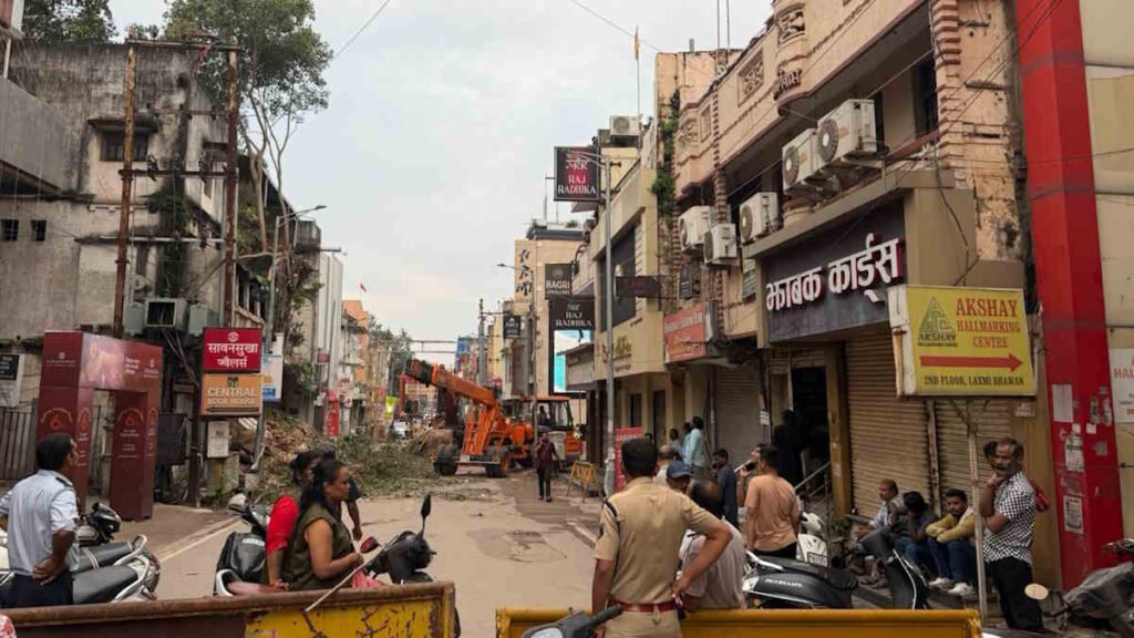 आखिरकार शुरू हुआ राजधानी के जर्जर भवनों को ढहाने का सिलसिला, सदर बाजार में चला निगम का जेसीबी… – राष्ट्रवाणी