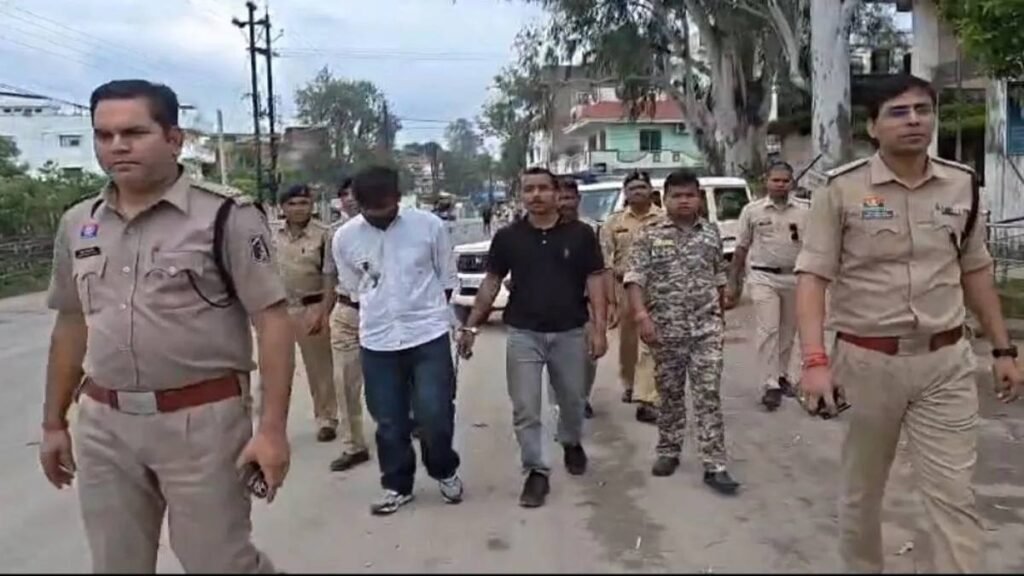 बेल्ट-कड़े से IPS के बेटे की पिटाई का मामला, दो आरोपी गिरफ्तार, पुलिस ने शहर में निकाला जुलूस – राष्ट्रवाणी