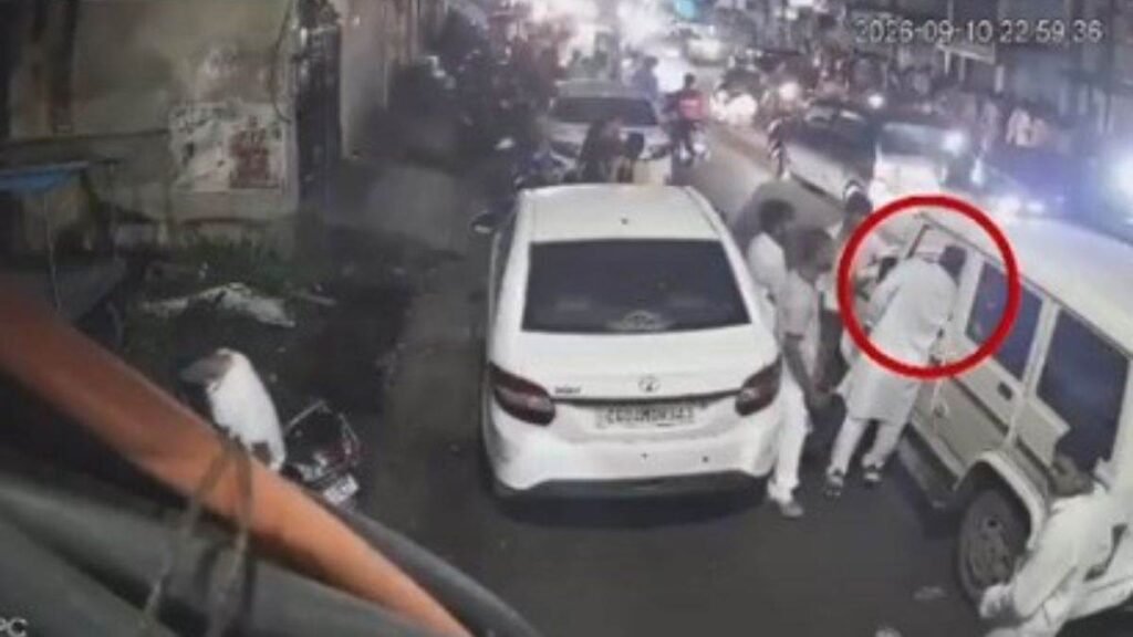 रायपुर के आजाद चौक में पुलिस पेट्रोलिंग गाड़ी से चोरी, सोशल मीडिया पर युवकों का वीडियो वायरल – राष्ट्रवाणी रायपुर के आजाद चौक में पुलिस पेट्रोलिंग गाड़ी से चोरी, सोशल मीडिया पर युवकों का वीडियो वायरल – राष्ट्रवाणी