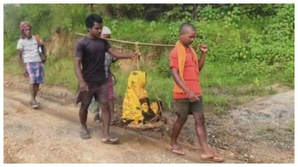 थाली लेकर भीख मांगने को मजबूर हुए ग्रामीण, बलरामपुर में झेलगी पर मरीज ढोने का दर्दनाक वीडियो आया सामने – राष्ट्रवाणी