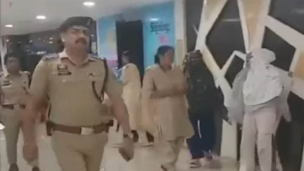 भिलाई के सूर्या टीआई मॉल के स्पा सेंटर में पुलिस की दबिश, आठ युवतियों के खिलाफ हुई ये कार्रवाई – राष्ट्रवाणी भिलाई के सूर्या टीआई मॉल के स्पा सेंटर में पुलिस की दबिश, आठ युवतियों के खिलाफ हुई ये कार्रवाई – राष्ट्रवाणी