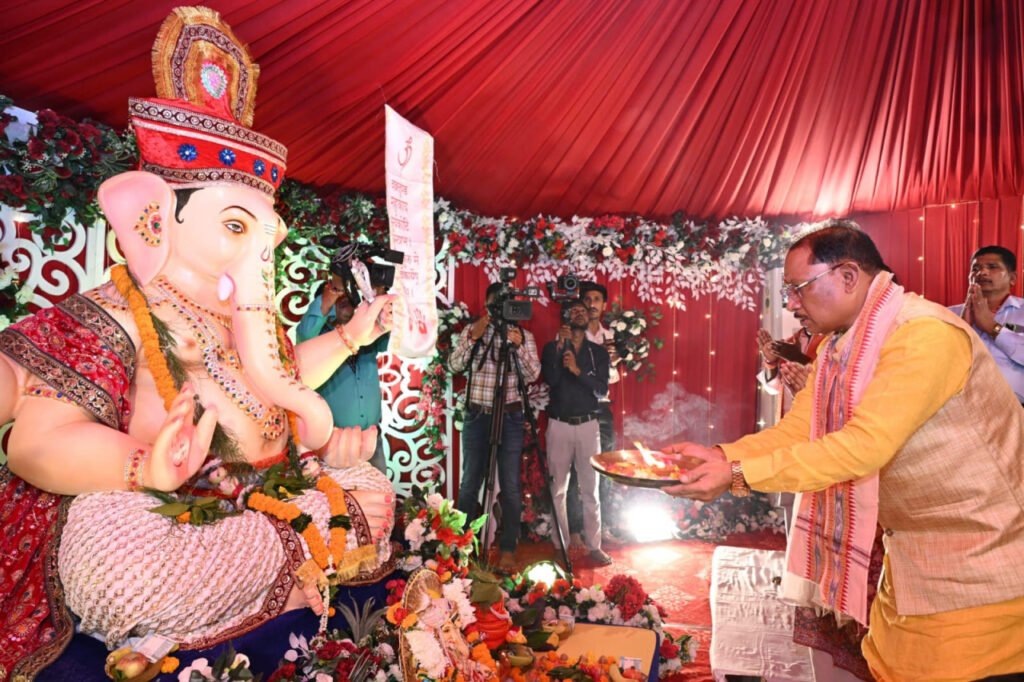 मुख्यमंत्री निवास में विराजमान विघ्नहर्ता गणेश की सीएम साय ने विधि-विधान से पूजा-अर्चना की – राष्ट्रवाणी