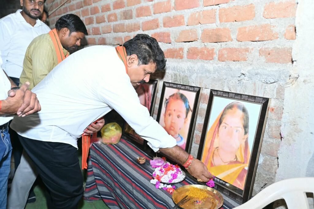 उप मुख्यमंत्री विजय शर्मा ने महाराष्ट्र सड़क हादसे में मृतकों के परिजनों से मिलकर व्यक्त की संवेदना – राष्ट्रवाणी