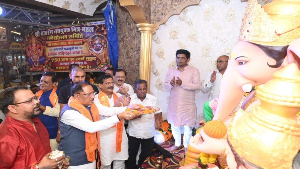 गोल बाजार में गणपति के दरबार पहुंचे मुख्यमंत्री साय, 117 साल पुरानी गणेशोत्सव परंपरा में हुए शामिल, 1 करोड़ से ज्यादा का स्वर्ण मुकुट पहनाया – राष्ट्रवाणी