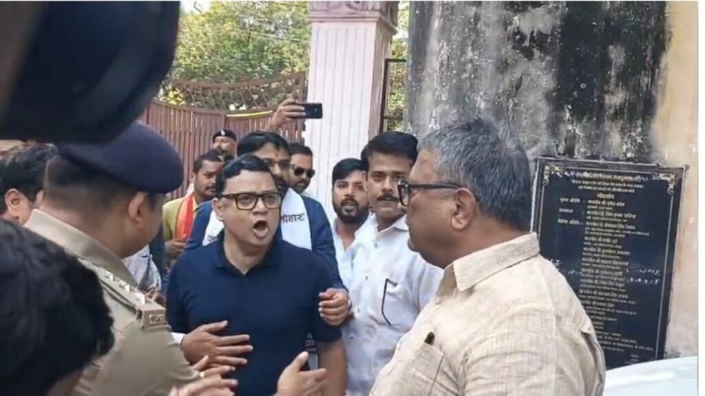 रायपुर प्रेस क्लब में प्रधानमंत्री आवास पर घमासान : डिबेट के बाद भिड़े भाजपा-कांग्रेस कार्यकर्ता, पुलिस के साथ भी झड़प, SI का टूटा बटन – राष्ट्रवाणी