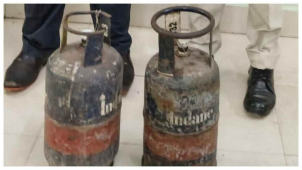 चलती ट्रेन में हादसे को दावत… कवि गुरु एक्सप्रेस की पेंट्रीकार में गैस पर पक रहा था खाना, 2 सिलिंडर जब्त – राष्ट्रवाणी