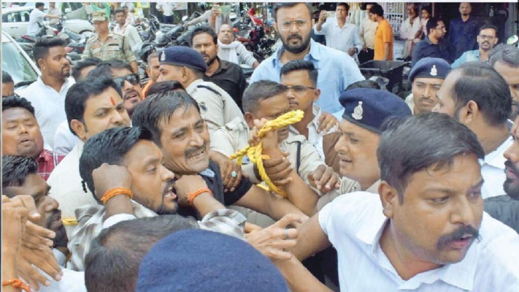 प्रधानमंत्री आवास पर भूपेश बघेल-विजय शर्मा में बहस के बाद बवाल, भाजपा-कांग्रेस कार्यकर्ता भिड़े; पुलिस से झड़प में SI के बटन टूटे – राष्ट्रवाणी