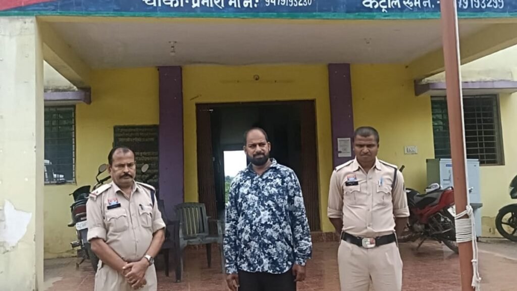 CG News: PDS गड़बड़ी में फरार आरोपी गिरफ्तार, 31.75 लाख के खाद्यान्न की कमी का है मामला, 3 अब भी फरार – राष्ट्रवाणी CG News: PDS गड़बड़ी में फरार आरोपी गिरफ्तार, 31.75 लाख के खाद्यान्न की कमी का है मामला, 3 अब भी फरार – राष्ट्रवाणी