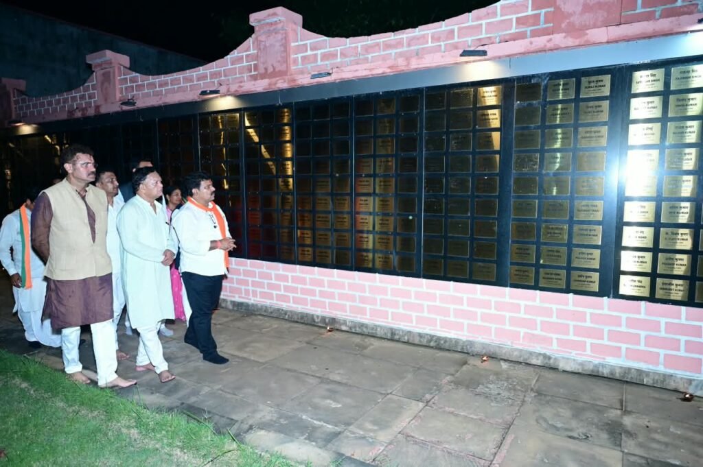 सेवा संकल्प अभियान : सेवा संकल्प अभियान के तहत बस्तर के अमर वाटिका पहुंचे उप मुख्यमंत्री विजय शर्मा, शहीदों को किया नमन – राष्ट्रवाणी सेवा संकल्प अभियान : सेवा संकल्प अभियान के तहत बस्तर के अमर वाटिका पहुंचे उप मुख्यमंत्री विजय शर्मा, शहीदों को किया नमन – राष्ट्रवाणी