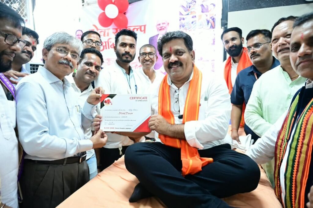 सेवा संकल्प अभियान : उप मुख्यमंत्री विजय शर्मा ने महारानी अस्पताल जगदलपुर में किया रक्तदान – राष्ट्रवाणी सेवा संकल्प अभियान : उप मुख्यमंत्री विजय शर्मा ने महारानी अस्पताल जगदलपुर में किया रक्तदान – राष्ट्रवाणी