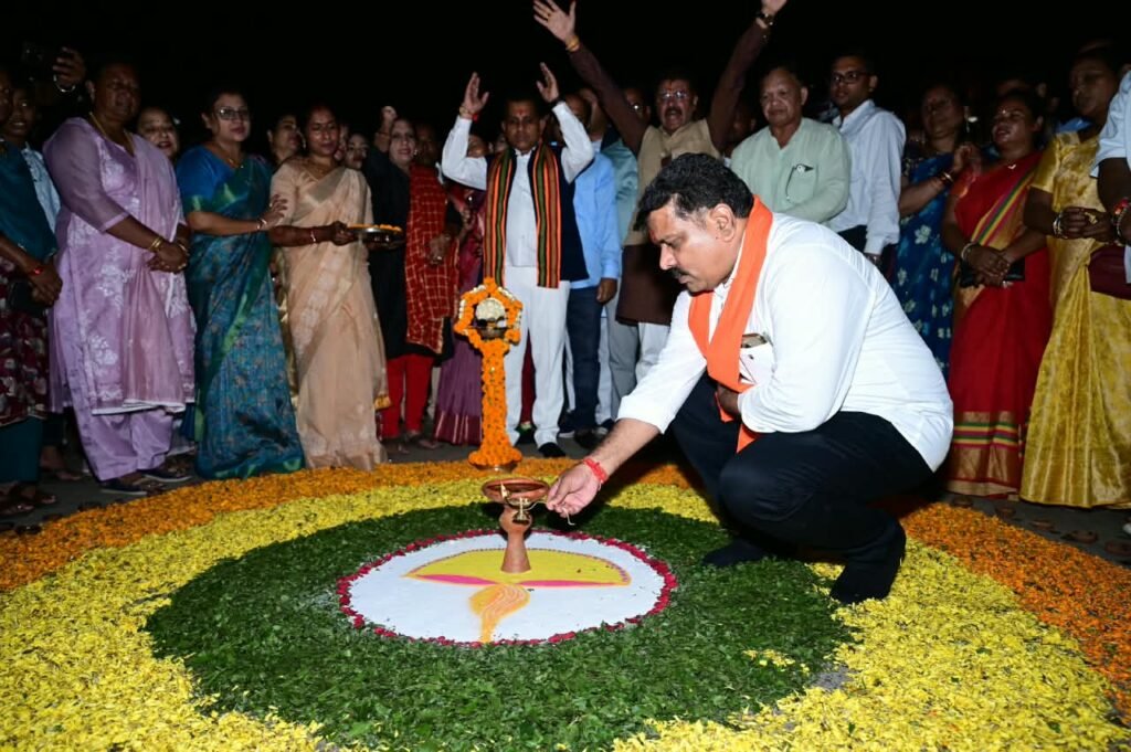 सेवा संकल्प अभियान : उप मुख्यमंत्री विजय शर्मा ने मां दंतेश्वरी मंदिर में दीप प्रज्ज्वलित कर किया ‘सेवा संकल्प अभियान’ का बस्तर में किया शुभारंभ – राष्ट्रवाणी सेवा संकल्प अभियान : उप मुख्यमंत्री विजय शर्मा ने मां दंतेश्वरी मंदिर में दीप प्रज्ज्वलित कर किया ‘सेवा संकल्प अभियान’ का बस्तर में किया शुभारंभ – राष्ट्रवाणी