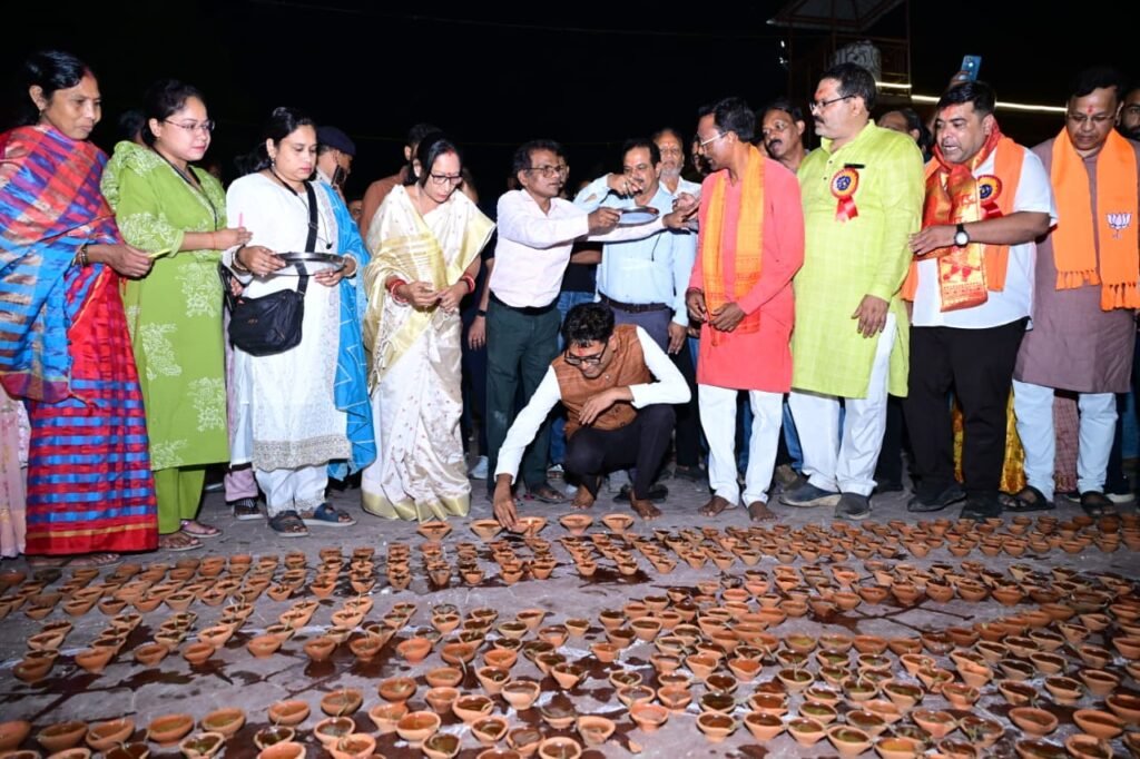 आशीर्वाद का दीया’ से जगमगाया रायगढ़, सिंदूर पार्क में 40 हजार से अधिक दीप प्रज्वलित—जानें पूरा मामला – राष्ट्रवाणी आशीर्वाद का दीया’ से जगमगाया रायगढ़, सिंदूर पार्क में 40 हजार से अधिक दीप प्रज्वलित—जानें पूरा मामला – राष्ट्रवाणी