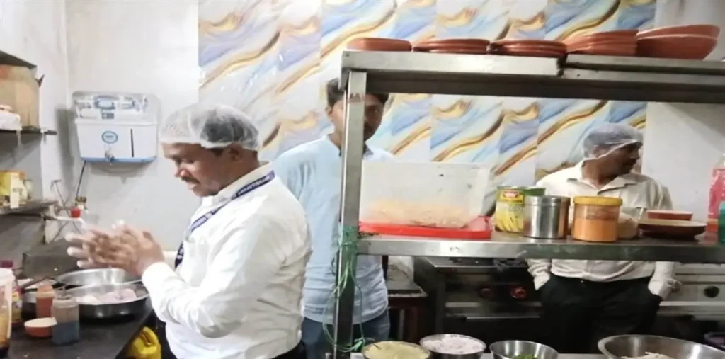 धमतरी में सखी कैफे की रसोई में मिली गंदगी, खाद्य विभाग ने लिया कड़ा एक्शन, लाइसेंस निलंबित – राष्ट्रवाणी