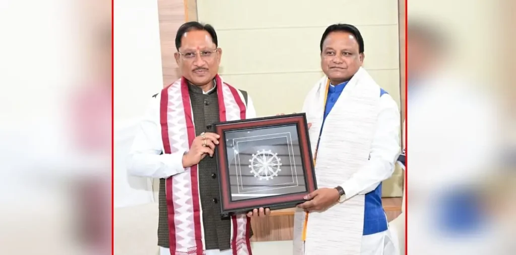 मुख्यमंत्री साय ने ओडिशा के मुख्यमंत्री माझी से की मुलाकात: दोनों राज्यों के आपसी सहयोग, विकास और जनकल्याण से जुड़े विषयों पर हुई चर्चा – राष्ट्रवाणी मुख्यमंत्री साय ने ओडिशा के मुख्यमंत्री माझी से की मुलाकात: दोनों राज्यों के आपसी सहयोग, विकास और जनकल्याण से जुड़े विषयों पर हुई चर्चा – राष्ट्रवाणी