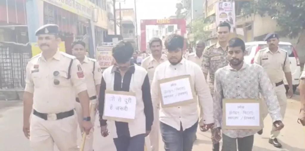 नशे पर शिकंजा: हेरोइन बेचने ग्राहक तलाश रहे 3 सौदागरों को पुलिस ने दबोचा, हाथों में ‘नशे से दूर रहो’ की तख्तियां थमाकर शहर में निकाला जुलूस – राष्ट्रवाणी नशे पर शिकंजा: हेरोइन बेचने ग्राहक तलाश रहे 3 सौदागरों को पुलिस ने दबोचा, हाथों में ‘नशे से दूर रहो’ की तख्तियां थमाकर शहर में निकाला जुलूस – राष्ट्रवाणी