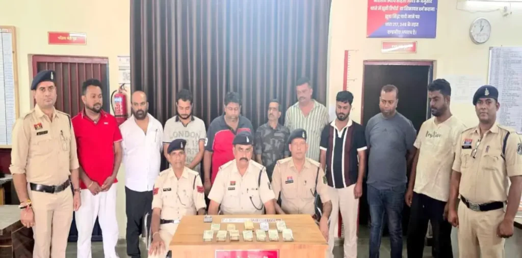 सूने मकान में पुलिस का छापा, 9 जुआरी गिरफ्तार, आरोपियों में कई बड़े कारोबारी शामिल, 4.28 लाख कैश बरामद – राष्ट्रवाणी सूने मकान में पुलिस का छापा, 9 जुआरी गिरफ्तार, आरोपियों में कई बड़े कारोबारी शामिल, 4.28 लाख कैश बरामद – राष्ट्रवाणी