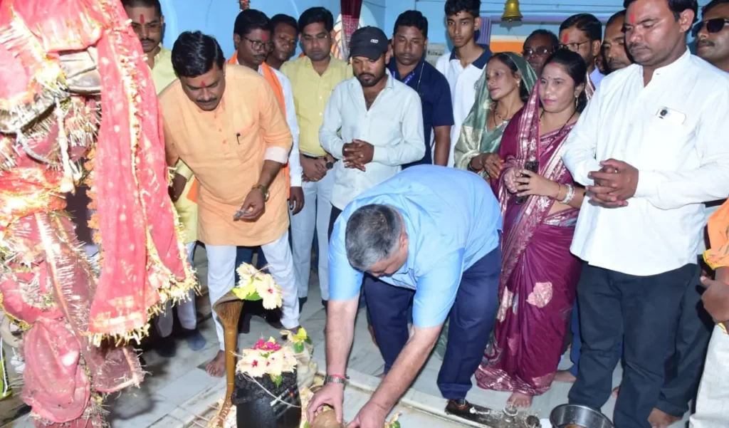 पर्यटन एवं संस्कृति मंत्री राजेश अग्रवाल ने कवर्धा में सिद्धेश्वर महादेव और संकट मोचन हनुमान मंदिर में की पूजा-अर्चना, प्रदेश की सुख-शांति, समृद्धि और जनकल्याण के लिए की प्रार्थना – राष्ट्रवाणी पर्यटन एवं संस्कृति मंत्री राजेश अग्रवाल ने कवर्धा में सिद्धेश्वर महादेव और संकट मोचन हनुमान मंदिर में की पूजा-अर्चना, प्रदेश की सुख-शांति, समृद्धि और जनकल्याण के लिए की प्रार्थना – राष्ट्रवाणी