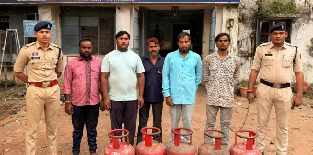 CG News: खड़ी गाड़ी से 36 भरे सिलेंडर चोरी, 2-2 हजार रुपये में बेचे, पुलिस ने 8 आरोपियों को दबोचा – राष्ट्रवाणी CG News: खड़ी गाड़ी से 36 भरे सिलेंडर चोरी, 2-2 हजार रुपये में बेचे, पुलिस ने 8 आरोपियों को दबोचा – राष्ट्रवाणी
