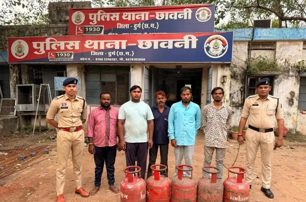 खड़ी गाड़ी से 36 भरे सिलेंडर चोरी, 8 आरोपी गिरफ्तार – राष्ट्रवाणी खड़ी गाड़ी से 36 भरे सिलेंडर चोरी, 8 आरोपी गिरफ्तार – राष्ट्रवाणी