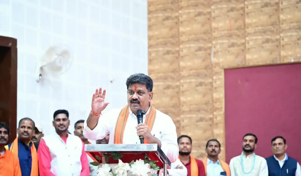 छत्तीसगढ़ प्रदेश लोक कलाकार कल्याण संघ के शपथ ग्रहण समारोह में उप मुख्यमंत्री विजय शर्मा हुए शामिल – राष्ट्रवाणी