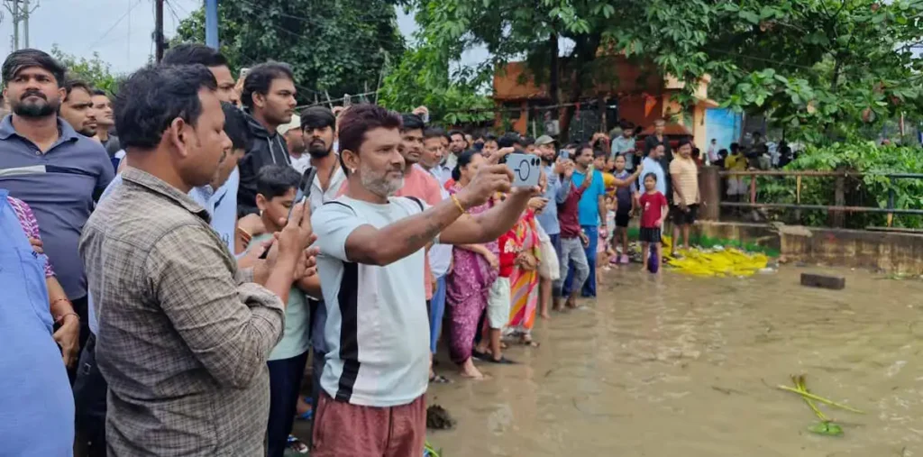 रायपुर-अमलेश्वर मार्ग बंद! खारुन पुल में 2 फीट पानी, जान जोखिम डालकर सेल्फी ले रहे लोग…, वजह जानकर हो जाएंगे हैरान – राष्ट्रवाणी