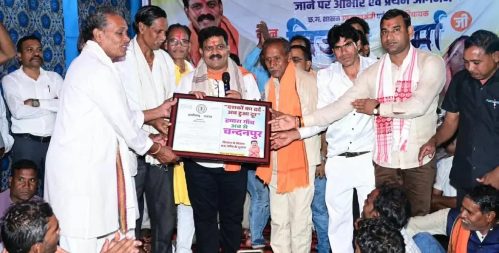 वर्षों पुरानी मांग हुई पूरी, चंडालपुर अब कहलाएगा ‘चंदनपुर’: बारिश के बीच गांव पहुंचे विजय शर्मा, राजपत्र की प्रति सौंपकर ग्रामीणों को दी बधाई – राष्ट्रवाणी वर्षों पुरानी मांग हुई पूरी, चंडालपुर अब कहलाएगा ‘चंदनपुर’: बारिश के बीच गांव पहुंचे विजय शर्मा, राजपत्र की प्रति सौंपकर ग्रामीणों को दी बधाई – राष्ट्रवाणी