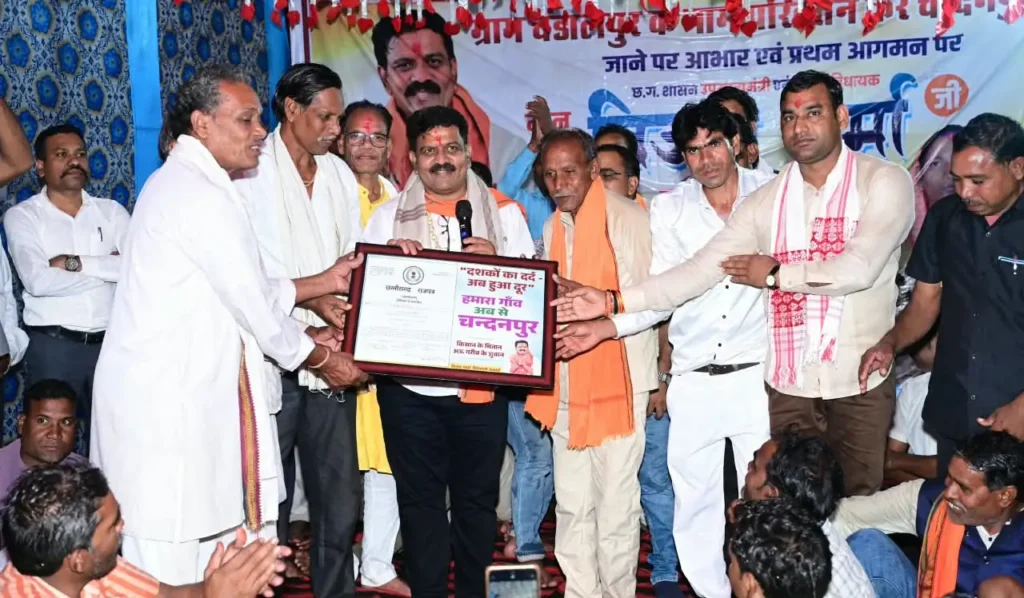वर्षों पुरानी मांग हुई पूरी, राजपत्र लेकर गांव पहुंचे उप मुख्यमंत्री विजय शर्मा, चंदनपुर को मिली नई पहचान – राष्ट्रवाणी वर्षों पुरानी मांग हुई पूरी, राजपत्र लेकर गांव पहुंचे उप मुख्यमंत्री विजय शर्मा, चंदनपुर को मिली नई पहचान – राष्ट्रवाणी