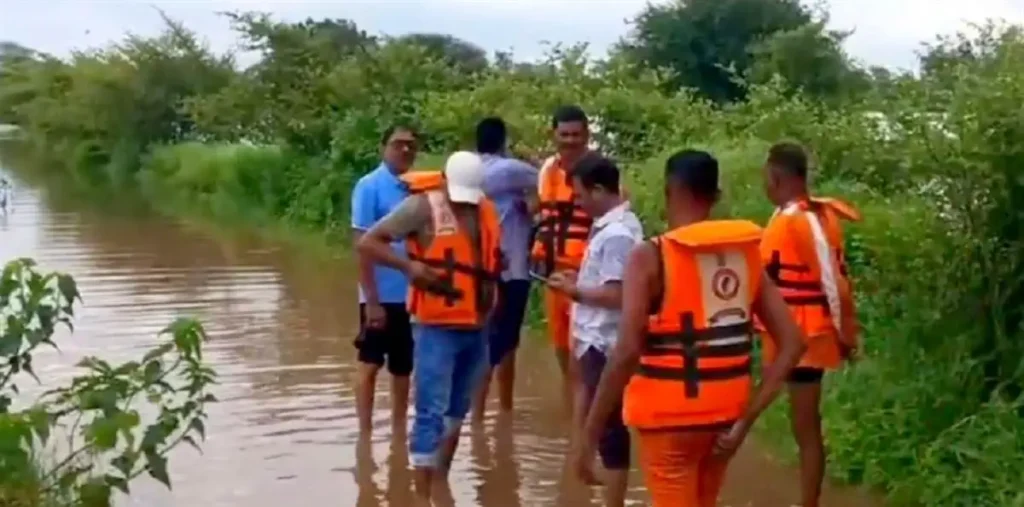छत्तीसगढ़ में भारी बारिश का कहर: बीजराडीह में तीन परिवारों के 17 लोग फंसे, इधर अमेठी घाट स्टॉपडैम डूबा, कसडोल और सिरपुर मार्ग बंद – राष्ट्रवाणी