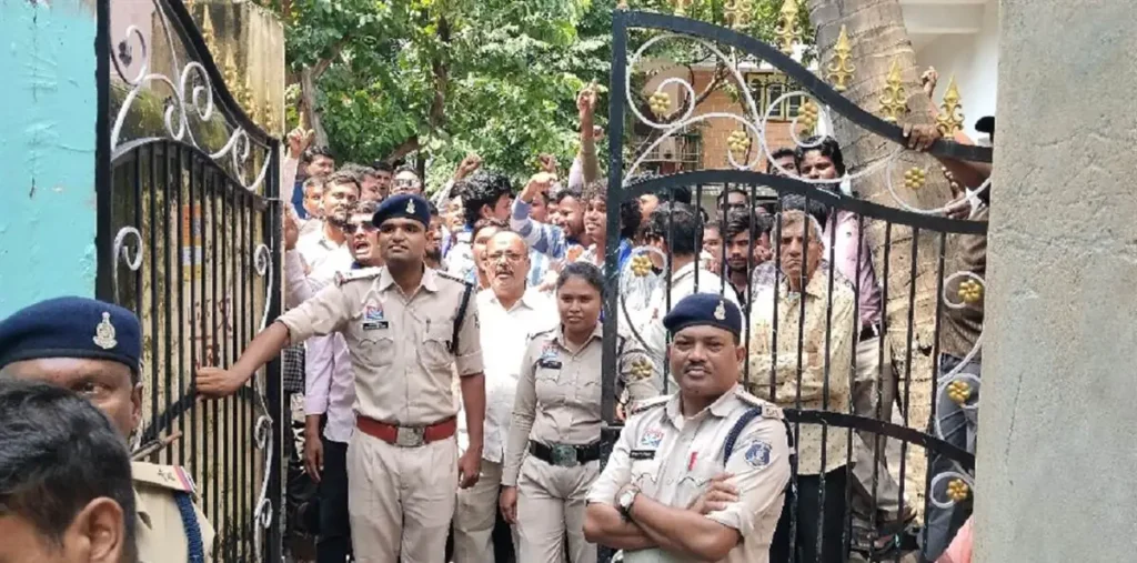 मतांतरण की प्रयोगशाला धमतरी के टिकरापारा में बवाल: चंगाई सभा को लेकर पांच घंटे आमने-सामने रहे दो पक्ष – राष्ट्रवाणी मतांतरण की प्रयोगशाला धमतरी के टिकरापारा में बवाल: चंगाई सभा को लेकर पांच घंटे आमने-सामने रहे दो पक्ष – राष्ट्रवाणी