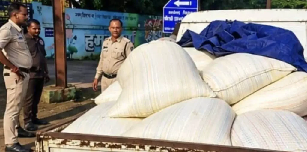 दुर्ग में राशन घोटाला: दुकान में चावल नहीं, ट्रक में भरकर बेचने ले जा रहे थे, Dial-112 ने दबोचा – राष्ट्रवाणी दुर्ग में राशन घोटाला: दुकान में चावल नहीं, ट्रक में भरकर बेचने ले जा रहे थे, Dial-112 ने दबोचा – राष्ट्रवाणी