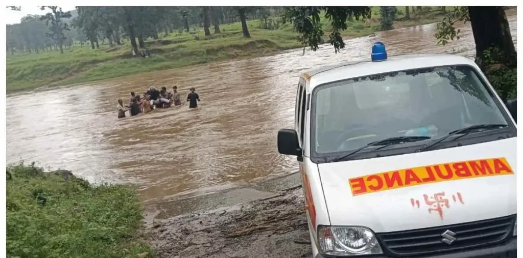 कोरबा में एंबुलेंस रुकी तो ग्रामीणों ने संभाला मोर्चा, बीमार पूर्व सरपंच को कंधे पर लादकर जान जोखिम में डाल पार की उफनती नदी – राष्ट्रवाणी