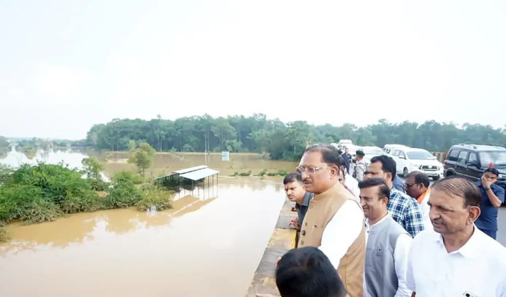 बस्तर के बाढ़ प्रभावित क्षेत्रों में पहुंचे मुख्यमंत्री विष्णु देव साय, प्रभावित परिवारों से मिलकर जाना हाल – राष्ट्रवाणी बस्तर के बाढ़ प्रभावित क्षेत्रों में पहुंचे मुख्यमंत्री विष्णु देव साय, प्रभावित परिवारों से मिलकर जाना हाल – राष्ट्रवाणी