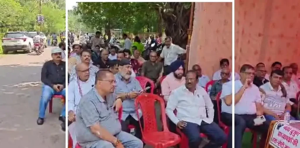 CG Retired Professors Protest: रिटायर्ड प्रोफेसरों ने खोला मोर्चा, सड़कों पर उतरे 400 से ज्यादा लोग, जानिए किस बात को लेकर जताई नाराजगी – राष्ट्रवाणी