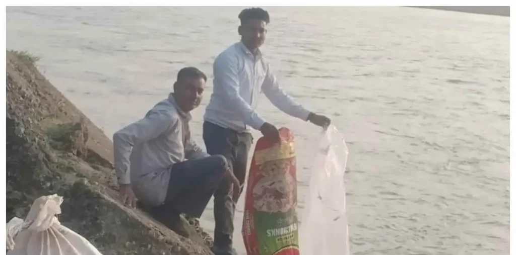 रात के अंधेरे में ट्रेन से हो रही थी वन उपज की तस्करी, 50 किलो करील जब्त कर वन विभाग ने नदी में बहाया – राष्ट्रवाणी रात के अंधेरे में ट्रेन से हो रही थी वन उपज की तस्करी, 50 किलो करील जब्त कर वन विभाग ने नदी में बहाया – राष्ट्रवाणी