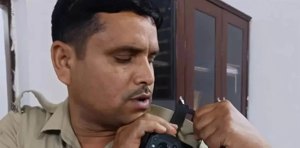 रायपुर में हथकड़ी खोली, लड्डू खिलाया, जेल प्रबंधन की किरकिरी हुई, अब अस्पताल, कोर्ट ले जाते समय गार्ड पहनेंगे बाॅडी-वॉर्न कैमरा – राष्ट्रवाणी