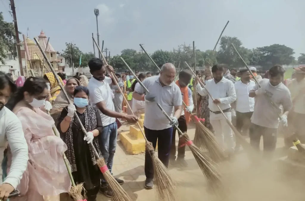 सेवा संकल्प अभियान : त्वरित जनसेवा से श्रमदान और पोषण जागरूकता तक, सेवा संकल्प अभियान अंतर्गत दुर्ग में दिखी जनभागीदारी – राष्ट्रवाणी सेवा संकल्प अभियान : त्वरित जनसेवा से श्रमदान और पोषण जागरूकता तक, सेवा संकल्प अभियान अंतर्गत दुर्ग में दिखी जनभागीदारी – राष्ट्रवाणी