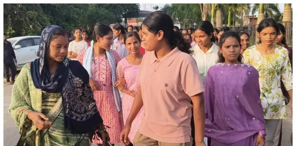 प्रभारी अधीक्षिका की मनमानी से तंग आईं छात्राएं, सूरजपुर कलेक्टोरेट में शिकायत, वार्डन पर प्रताड़ित करने का आरोप – राष्ट्रवाणी