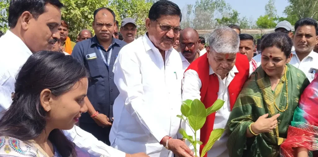 मंत्री दयालदास बघेल ने किया पौधरोपण, दिया पर्यावरण संरक्षण का संदेश – ’पर्यावरण के बिना जीवन संभव नहीं’ – राष्ट्रवाणी मंत्री दयालदास बघेल ने किया पौधरोपण, दिया पर्यावरण संरक्षण का संदेश – ’पर्यावरण के बिना जीवन संभव नहीं’ – राष्ट्रवाणी