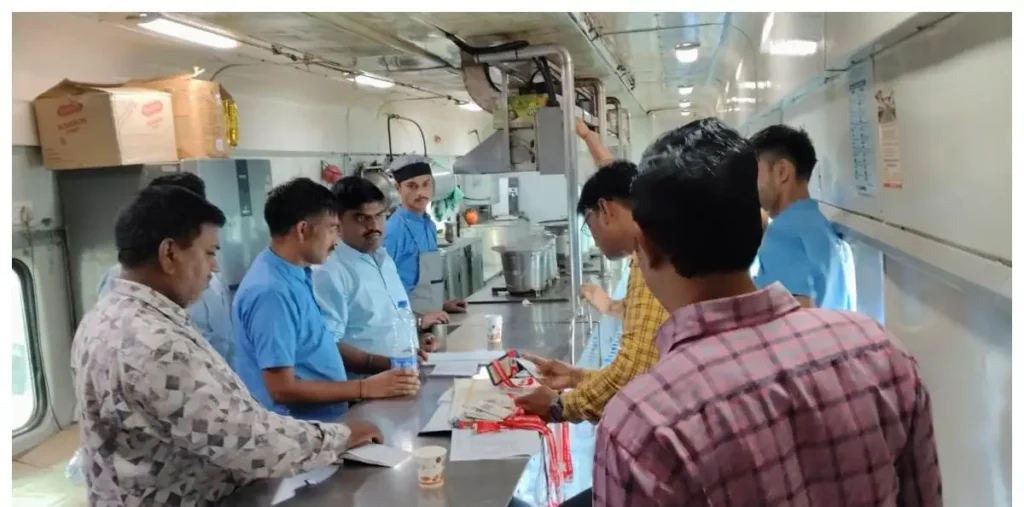 ट्रेन के किचन में गंदगी का खेल: दस्ताने नहीं, टोपी नहीं, मेडिकल कार्ड तक नहीं, 35 पेंट्री स्टाफ पर 25 हजार का जुर्माना – राष्ट्रवाणी ट्रेन के किचन में गंदगी का खेल: दस्ताने नहीं, टोपी नहीं, मेडिकल कार्ड तक नहीं, 35 पेंट्री स्टाफ पर 25 हजार का जुर्माना – राष्ट्रवाणी
